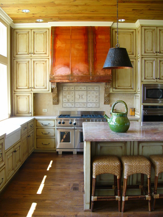 На фото:интерьер кухни с потертым деревом и медной вытяжкой