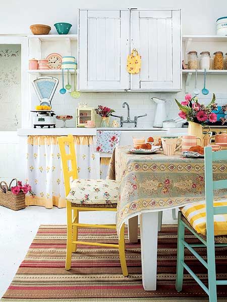 Кухонный интерьер в стиле бохо с разноцветными стульями